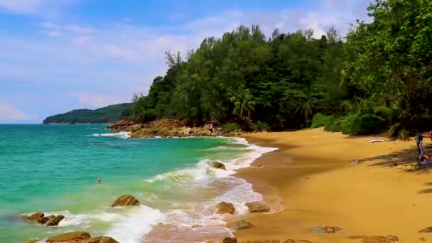 美しい秘密のバナナビーチ Nai Thon Naithon Beach Bayと風景パノラマ東南アジアのプーケット島タイでターコイズブルーの澄んだ水と波が美しい夢のビーチ — ストック動画