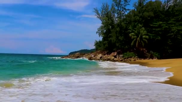 美しい秘密のバナナビーチ Nai Thon Naithon Beach Bayと風景パノラマ東南アジアのプーケット島タイでターコイズブルーの澄んだ水と波が美しい夢のビーチ — ストック動画