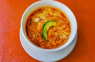 Sebze çorbası domates, patates, avokado ve sarımsak Meksika 'da çatal ya da kaşıkla beyaz tabak içinde..