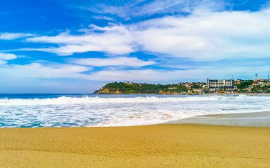 Plaj ve deniz kıyıları Zicatela Puerto Escondido Oaxaca Meksika 'da kocaman sörfçü dalgalarıyla dolu..
