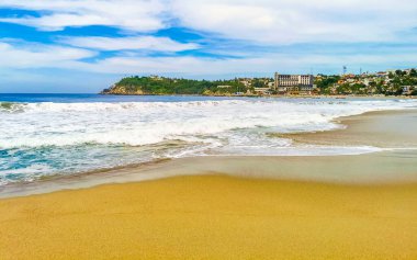 Plaj ve deniz kıyıları Zicatela Puerto Escondido Oaxaca Meksika 'da kocaman sörfçü dalgalarıyla dolu..