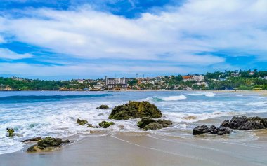 Zicatela Puerto Escondido Oaxaca 'daki sahilde son derece güzel büyük sörfçü dalgaları..