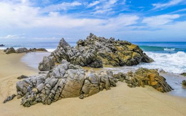 Zicatela Puerto Escondido Oaxaca 'daki sahilde son derece güzel büyük sörfçü dalgaları..