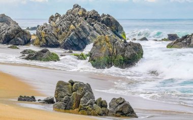 Zicatela Puerto Escondido Oaxaca 'daki sahilde son derece güzel büyük sörfçü dalgaları..