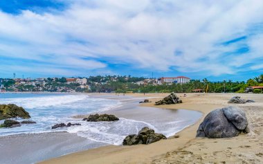 Zicatela Puerto Escondido Oaxaca 'daki sahilde son derece güzel büyük sörfçü dalgaları..