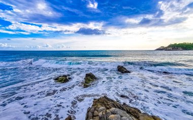 Zicatela Puerto Escondido Oaxaca 'daki sahilde son derece güzel büyük sörfçü dalgaları..