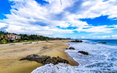 Zicatela Puerto Escondido Oaxaca 'daki sahilde son derece güzel büyük sörfçü dalgaları..
