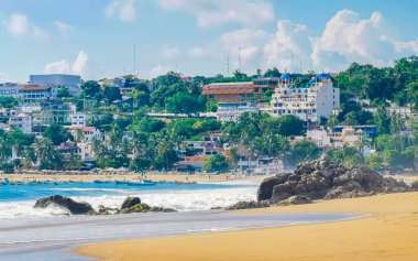 Zicatela Puerto Escondido Oaxaca 'daki sahilde son derece güzel büyük sörfçü dalgaları..