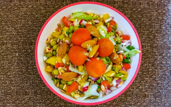 Tigela Salada Saudável Com Verduras Pepino Tomate Alho Brócolis Cenoura — Fotografia de Stock