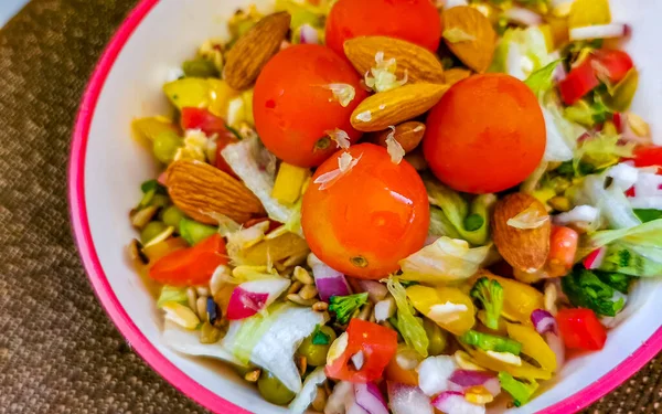 Tigela Salada Saudável Com Verduras Pepino Tomate Alho Brócolis Cenoura — Fotografia de Stock