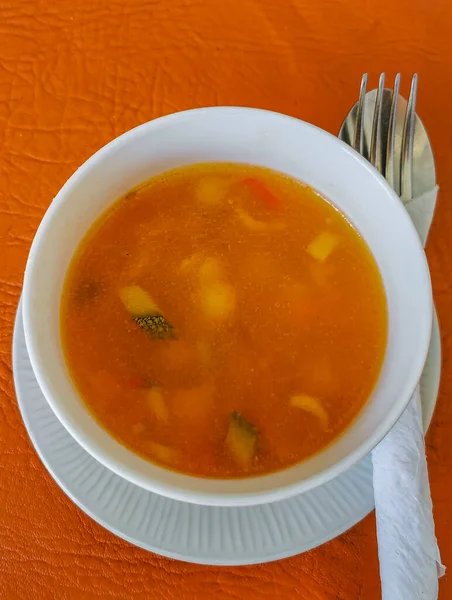 Sopa Plato Vegetal Con Tomate Verde Patatas Cebollas Aguacate Ajo — Foto de Stock