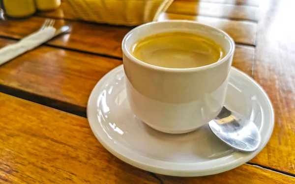 Glazen Kopje Americano Zwarte Koffie Met Lepel Bord Tafel Eten — Stockfoto