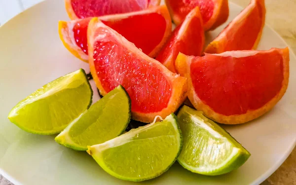 Pomelos Limas Uvas Limón Cítricos Plato Blanco Para Preparar Desayuno — Foto de Stock