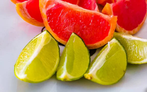 Pomelos Limas Uvas Limón Cítricos Plato Blanco Para Preparar Desayuno — Foto de Stock