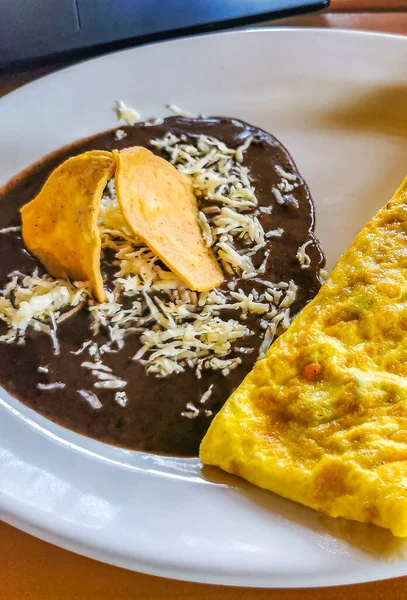 Tortilla Mexicana Con Frijoles Negros Nachos Plato Blanco Zicatela Puerto — Foto de Stock