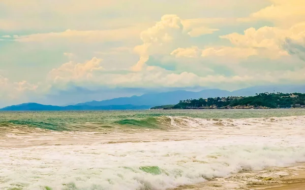 Playa Costa Del Mar Con Hermosas Olas Surfistas Enormes Zicatela —  Fotos de Stock