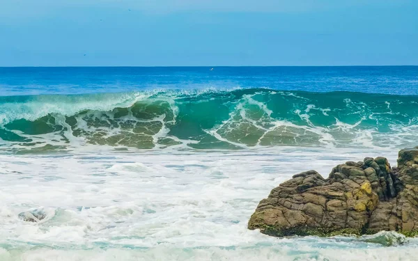 墨西哥埃斯坎多瓦哈卡港海滩上美丽无比的冲浪巨浪 — 图库照片