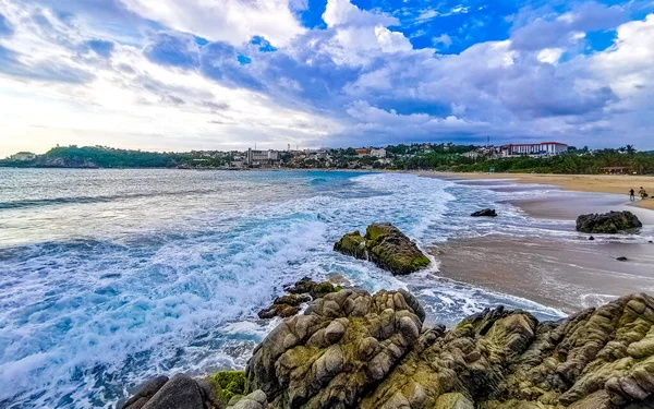 Extrêmement Belles Grosses Vagues Surfeurs Sur Plage Zicatela Puerto Escondido — Photo