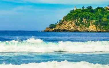 Zicatela Puerto Escondido Oaxaca 'daki plajda kayaları kayalara vuran devasa sörfçü dalgaları..