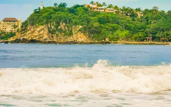 Grandes Olas Surfistas Con Acantilados Rocas Piedras Playa Zicatela Puerto —  Fotos de Stock