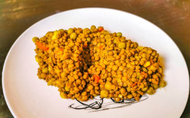 Lezzetli mercimek yahnisi fasulye sebze salatalık soğan ve havuç kahverengi ahşap masa Hin Playa del Carmen Meksika.