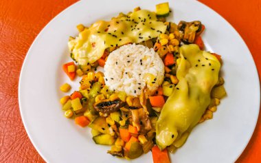 Tipik Meksika yemeği. Playa del Carmen Quintana Roo Mexico 'da tavuk budu, nachos taco..