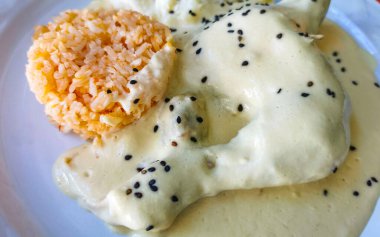 Tipik Meksika yemeği. Playa del Carmen Quintana Roo Mexico 'da tavuk budu, nachos taco..