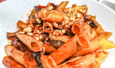 Playa del Carmen Quintana Roo Mexico 'daki PapaCharly Papa Charly restoranında beyaz tabak Tayland makarnası yemek ve içecek..