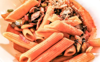 Playa del Carmen Quintana Roo Mexico 'daki PapaCharly Papa Charly restoranında beyaz tabak Tayland makarnası yemek ve içecek..