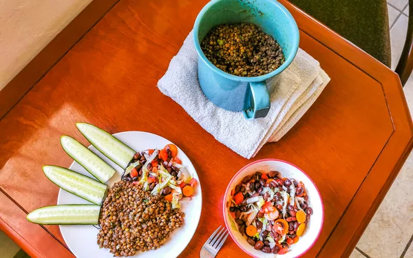 豆の野菜とおいしいレンズ豆のシチューキュウリトマト玉ねぎとニンジン茶色の木製のテーブルの上にホアヒンプラヤデルカーメンメキシコ — ストック写真