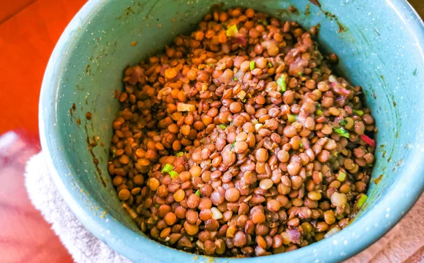 Delicioso Prato Lentilha Guisado Lentilha Com Feijão Legumes Pepinos Tomates — Fotografia de Stock