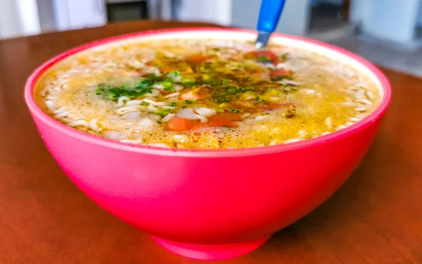 Σούπα Noodle Στιγμιαία Σούπα Ροζ Μπολ Καφέ Ξύλινο Τραπέζι Φόντο — Φωτογραφία Αρχείου