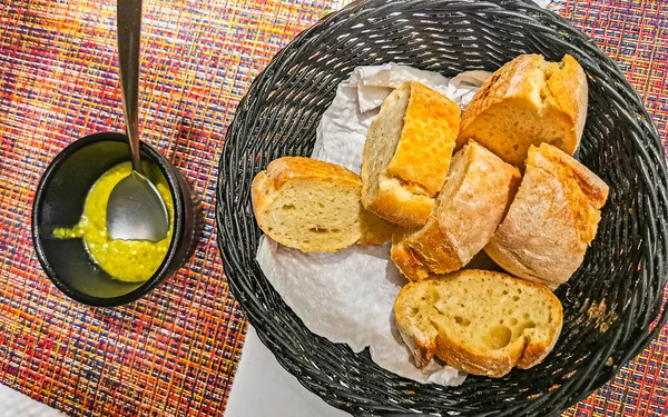 Brot Korb Und Grüne Koriandersoße Essen Und Trinken Restaurant Papacharly — Stockfoto