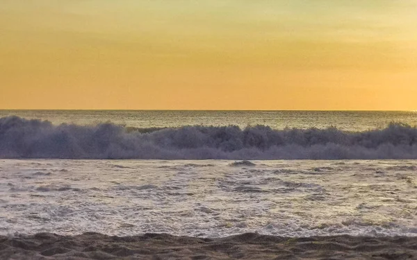 Belo Pôr Sol Colorido Dourado Deslumbrante Vermelho Alaranjado Amarelo Praia — Fotografia de Stock