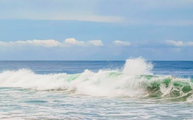 Zicatela Puerto Escondido Oaxaca 'daki sahilde son derece güzel büyük sörfçü dalgaları..