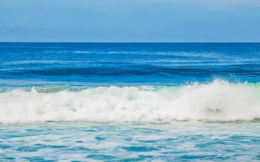 Zicatela Puerto Escondido Oaxaca 'daki sahilde son derece güzel büyük sörfçü dalgaları..
