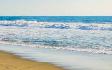 Zicatela Puerto Escondido Oaxaca 'daki sahilde son derece güzel büyük sörfçü dalgaları..