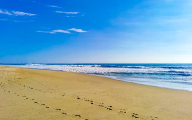 Zicatela Puerto Escondido Oaxaca 'daki sahilde son derece güzel büyük sörfçü dalgaları..