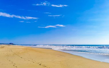 Zicatela Puerto Escondido Oaxaca 'daki sahilde son derece güzel büyük sörfçü dalgaları..