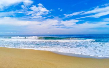 Zicatela Puerto Escondido Oaxaca 'daki sahilde son derece güzel büyük sörfçü dalgaları..