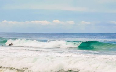 Zicatela Puerto Escondido Oaxaca 'daki sahilde son derece güzel büyük sörfçü dalgaları..