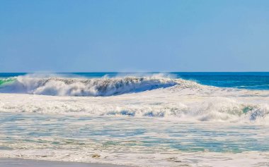 Zicatela Puerto Escondido Oaxaca 'daki sahilde son derece güzel büyük sörfçü dalgaları..