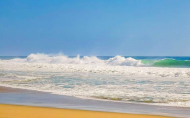 Zicatela Puerto Escondido Oaxaca 'daki sahilde son derece güzel büyük sörfçü dalgaları..