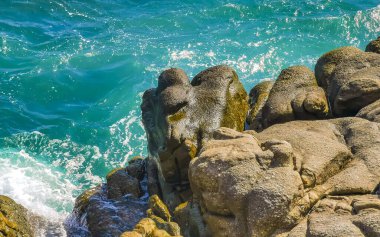 Son derece güzel büyük sörfçü Zicatela Puerto Escondido Oaxaca sahilinde kayalıkları taşları ve kayaları sallıyor..