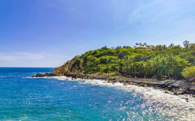 Son derece güzel büyük sörfçü Zicatela Puerto Escondido Oaxaca sahilinde kayalıkları taşları ve kayaları sallıyor..
