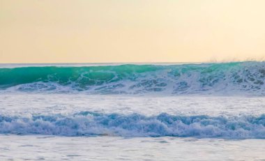 Zicatela Puerto Escondido Oaxaca 'daki sahilde son derece güzel büyük sörfçü dalgaları..