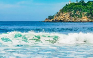 Son derece güzel büyük sörfçü Zicatela Puerto Escondido Oaxaca sahilinde kayalıkları taşları ve kayaları sallıyor..