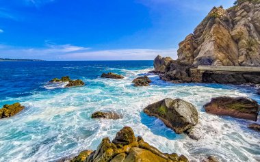 Son derece güzel büyük sörfçü Zicatela Puerto Escondido Oaxaca sahilinde kayalıkları taşları ve kayaları sallıyor..