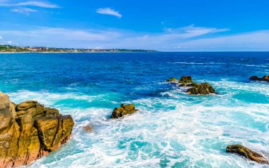 Son derece güzel büyük sörfçü Zicatela Puerto Escondido Oaxaca sahilinde kayalıkları taşları ve kayaları sallıyor..