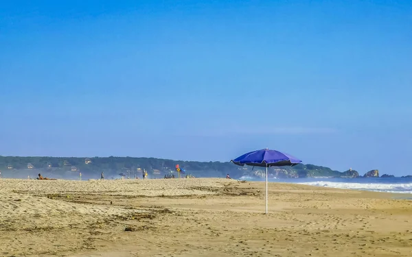 Μωβ Ομπρέλα Στον Άνεμο Στην Παραλία Στο Zicatela Puerto Escondido — Φωτογραφία Αρχείου